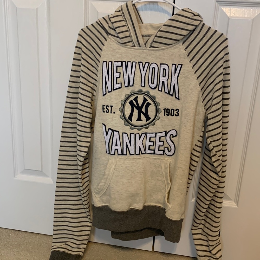 Sweatshirt.